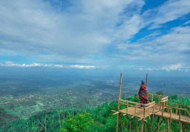 Nikmati Sejuknya Wana Wisata Bukit  Lawangan Ternadi dari Gardu Pandang