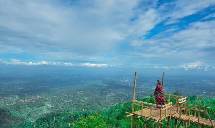 Nikmati Sejuknya Wana Wisata Bukit  Lawangan Ternadi dari Gardu Pandang