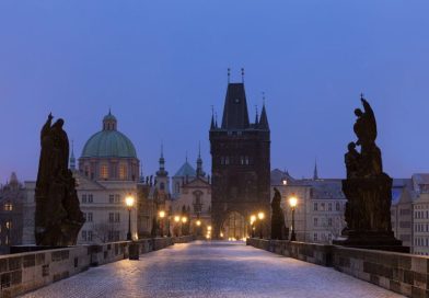Menyeberangi Charles Bridge Saat Liburan ke Praha, Pengalaman yang Tak Terlupakan
