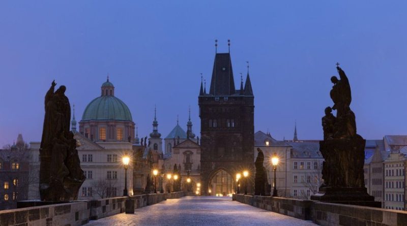 Menyeberangi Charles Bridge Saat Liburan ke Praha, Pengalaman yang Tak Terlupakan