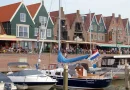 Foto Keluarga di Volendam: Kenangan Indah dengan Kostum Tradisional Belanda
