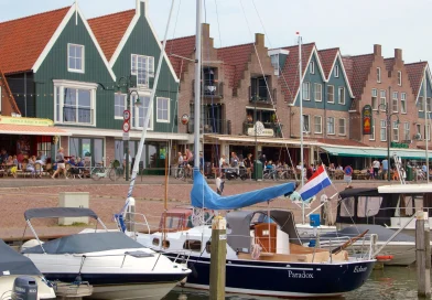 Foto Keluarga di Volendam: Kenangan Indah dengan Kostum Tradisional Belanda