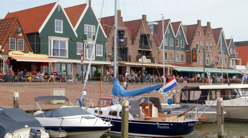 Foto Keluarga di Volendam: Kenangan Indah dengan Kostum Tradisional Belanda