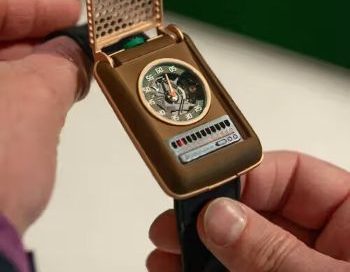 Jam Tangan Komunikator dengan Tutup yang Dapat Dibuka