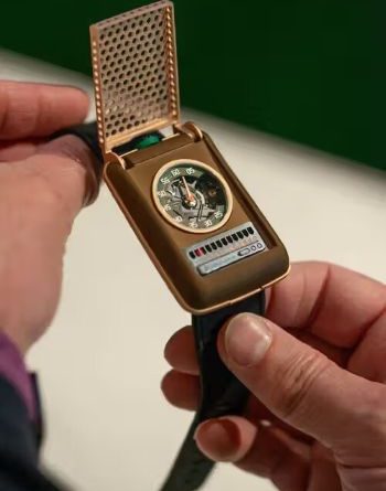 Jam Tangan Komunikator dengan Tutup yang Dapat Dibuka