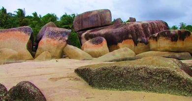 Menikmati Pesona Pantai Batu Perahu, Destinasi Wisata Keren di Bangka