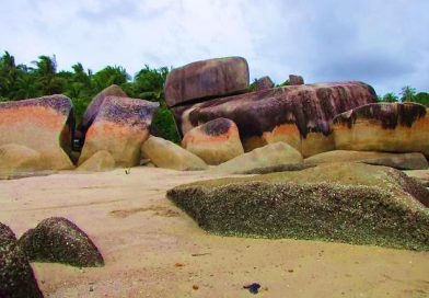 Menikmati Pesona Pantai Batu Perahu, Destinasi Wisata Keren di Bangka